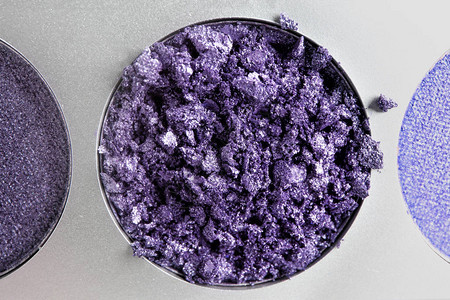 调色盘上折叠的紫图片