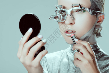 银色机器人看着镜子图片
