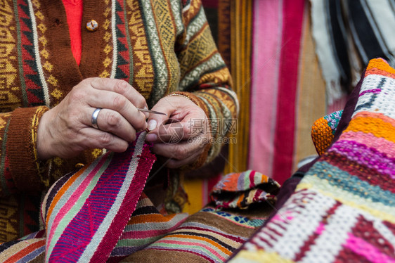 在Pisac市场销售秘鲁纺织品图片