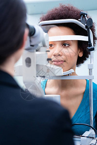 光学商店用折分计测量妇女眼睛图片