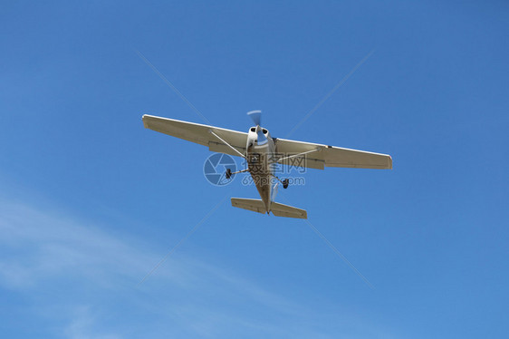 在晴朗的日子里蓝天上的小飞机图片