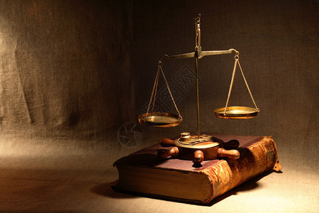 立法概念旧黄铜重量级标准在光束背景图片