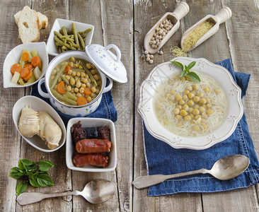 牛杂汤各种成分和鹰嘴豆炖菜的组合物背景