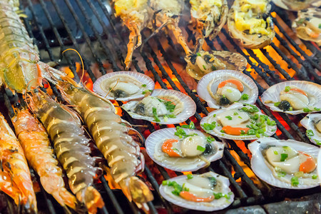 烧烤炉上的海鲜食物夏季烧图片