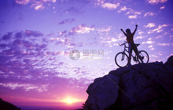 在山顶上骑着自行车图片