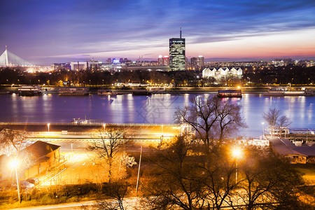 贝尔格莱德市与多瑙河在晚夜塞尔维亚首都图片