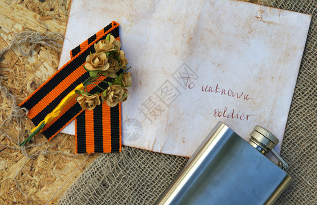 圣乔治丝带平板花瓶纸玫瑰给未知士兵的信和背景图片