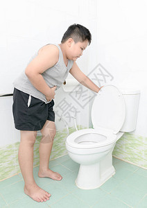 儿童在厕所腹泻便和健康概念中忍图片