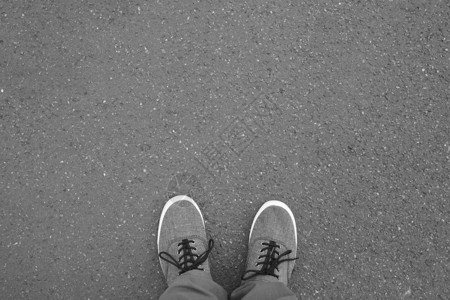 脚穿帆布鞋站在街上图片