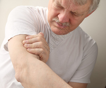 一位老人的上臂酸痛图片
