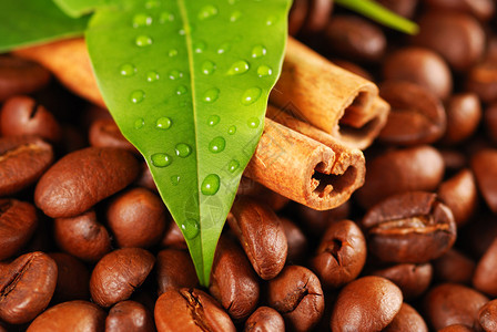 咖啡豆和肉桂与叶子图片