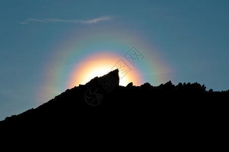 这个光环出现在山脊上当我们等待日出时在乞力马扎图片