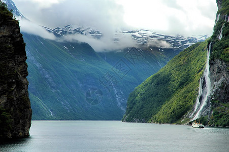 挪威峡湾的瀑布图片
