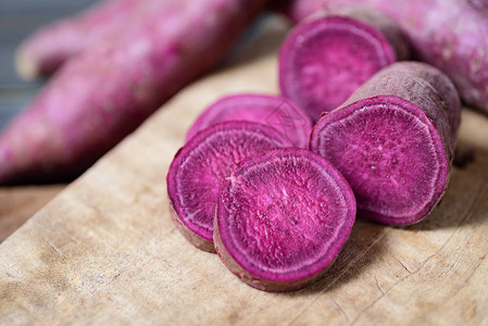 木制背景上的紫色红薯图片