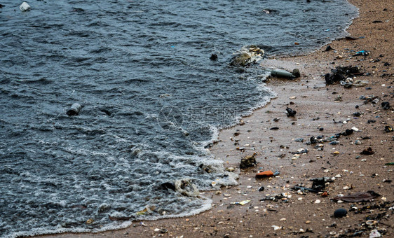 海滩环境污染海滩上的油渍石油泄漏到海里海洋中的脏水污染对海洋和海洋环境中的动图片