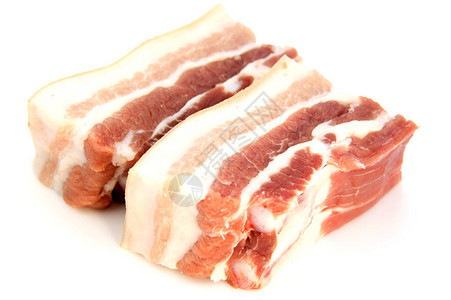 在白色背景上隔离的猪肉培根五花肉图片