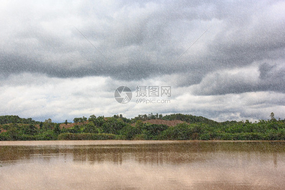 山上有雨和戏剧云彩的风景图片