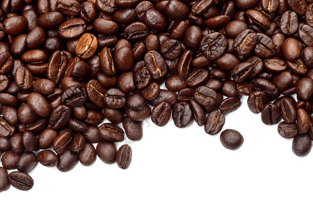 白色背景上的咖啡豆背景图片