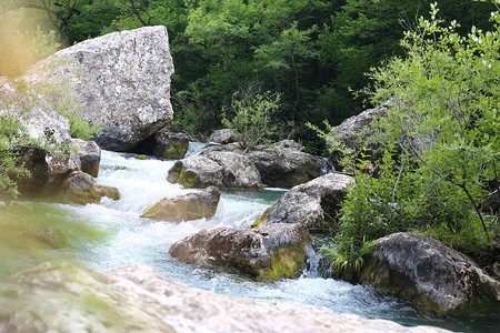 冰川和岩石地形以及小瀑布美丽图片