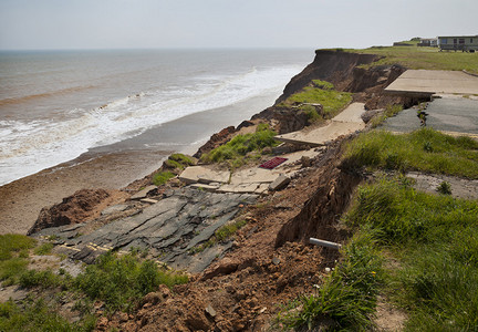 公路和悬崖塌入大海英格兰东海岸靠图片