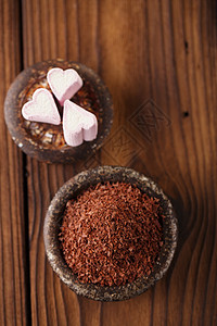 铁碗中的棉花糖木制背景的精细巧克图片