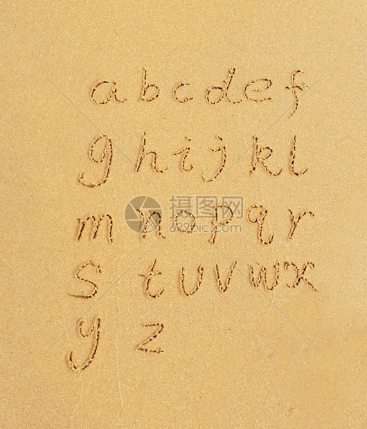 字母手写在沙图片