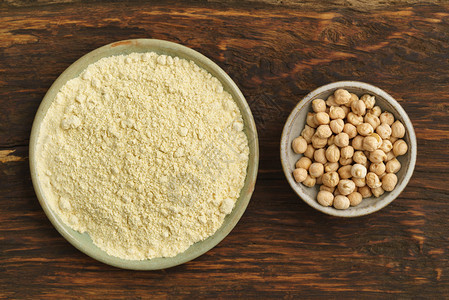 小碗里的鹰嘴豆种子和鹰嘴豆粉图片