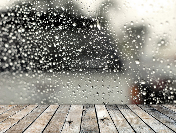 背景上有雨滴的木地板图片