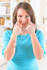 女人在眼下点做EFT情绪释放技术图片
