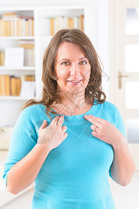 女人在锁骨下做EFT情绪释放技术图片