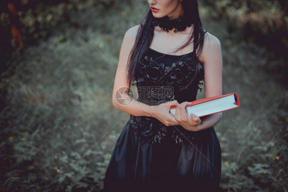站在森林背景和红书上站立着的巫女装图片