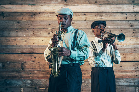 两个非洲爵士乐音家在吹喇叭和萨克斯语图片