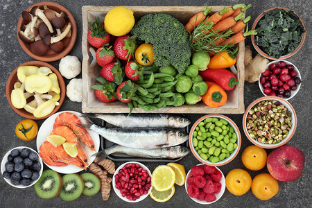 健康食品选择包括新鲜的沙丁鱼蔬菜水果香草和香料图片