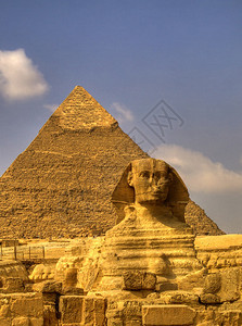 Sphinx守卫金字塔在开罗的GizaPlatu图片