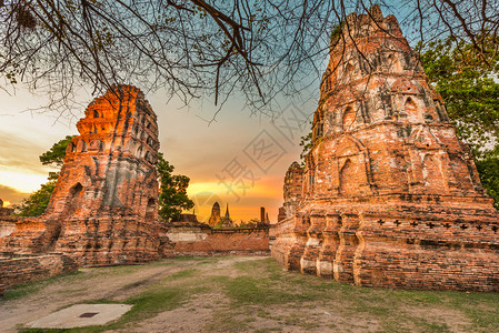 泰国阿尤塔亚马哈特WatMahathAyutthaya的老佛像和旧寺庙建筑图片