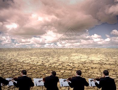 沙漠音乐会上的五位小提琴手背景图片