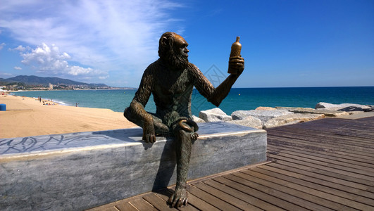西班牙2015年9月18日在西班牙巴达洛纳的日猴子雕塑由苏珊娜鲁伊斯设计图片