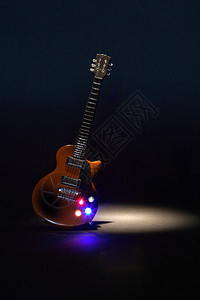 黑暗背景下光束下的电吉他背景图片