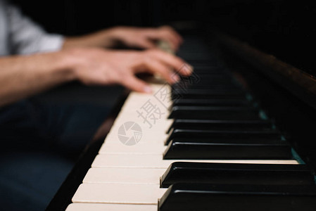 音乐家弹钢琴的短片图片