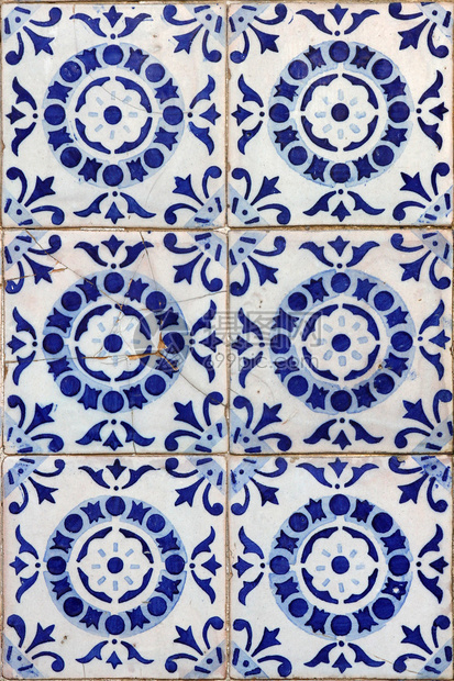 葡萄牙里斯本旧房子外墙上的传统瓷砖的详情图片