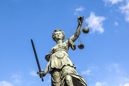 法兰克福Roemerberg广场上的JustitiaLadyJustice雕塑图片