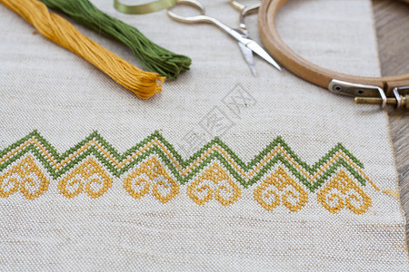 乌克兰在亚麻布织物上的刺绣和木制桌上的线纹刺绣图片