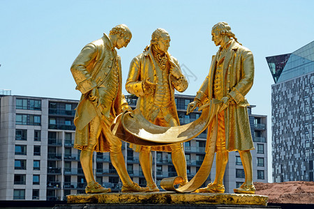 金色布尔顿瓦特和默多克雕像的景象图片