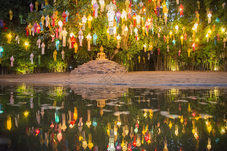 泰国北部清迈市水灯节期间潘道寺的图片