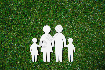 草地上家庭白皮书人物的顶视图图片