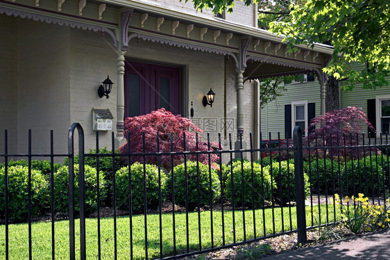 锻铁围栏和华丽的维多利亚式屋顶支架突出了这个家的优雅正门这所房子位于历史悠久的俄亥图片