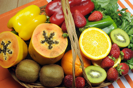 健康饮食维生素C的来源橙子草莓甜椒辣猕猴桃爪子菠菜深色绿图片
