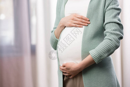 孕妇在室内抱着肚子的短片图片