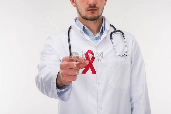男医生用听诊器和红护具丝带图片