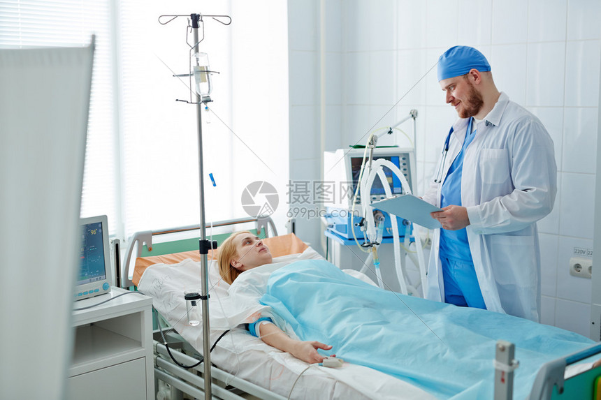 年轻的病人躺在床上和与医生交高清图片下载-正版图片503426372-摄图网